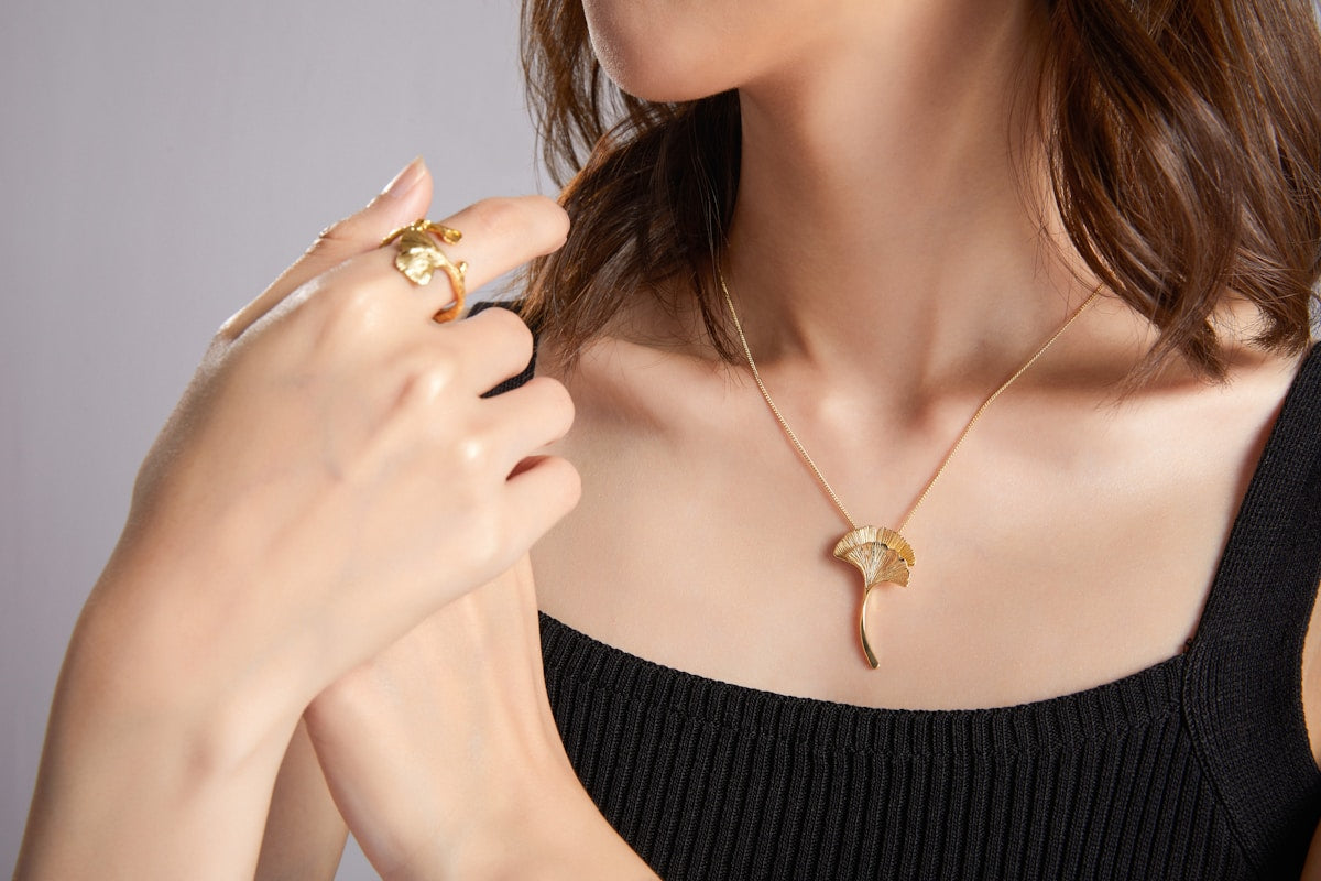 Three-stone trellis ring