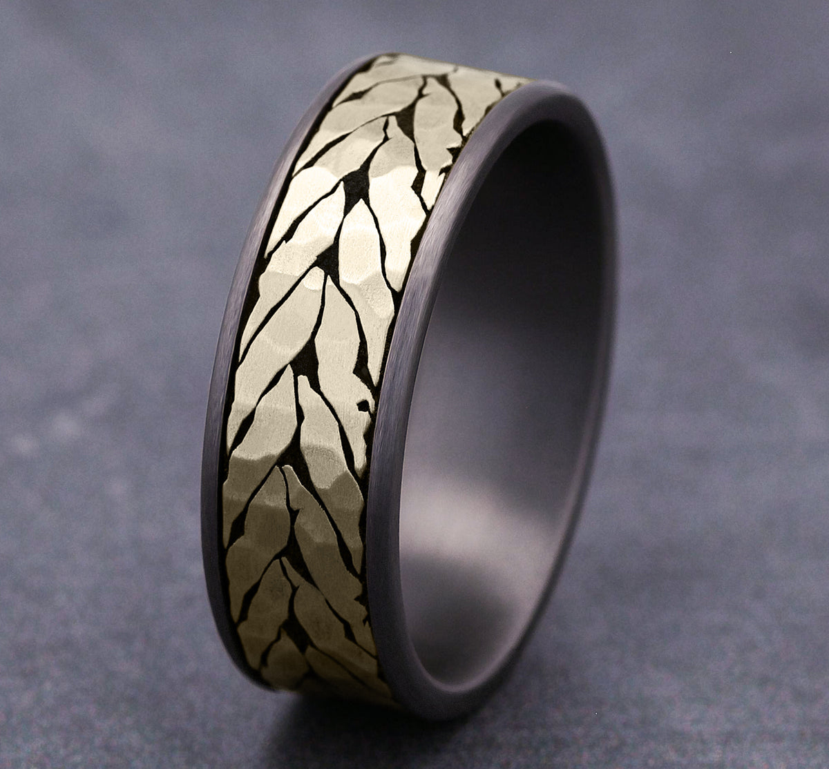 THE MEDALLION - Grey Tantalum / 14K Yellow Gold - image 4